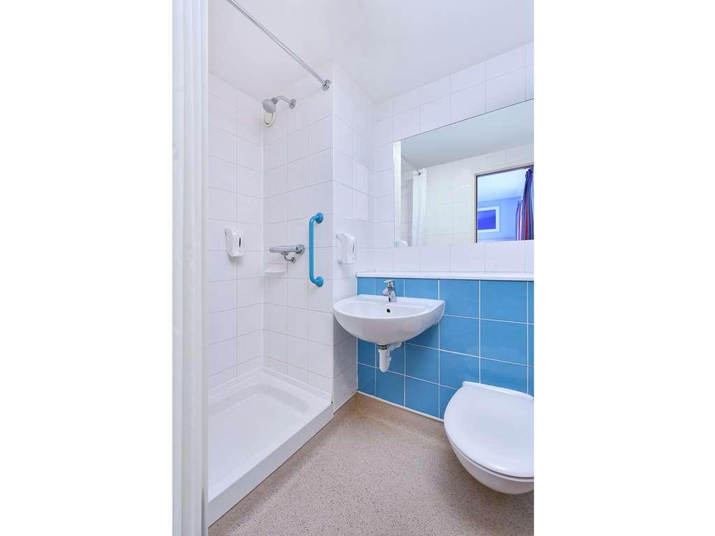 Travelodge Watford Hotel 3*